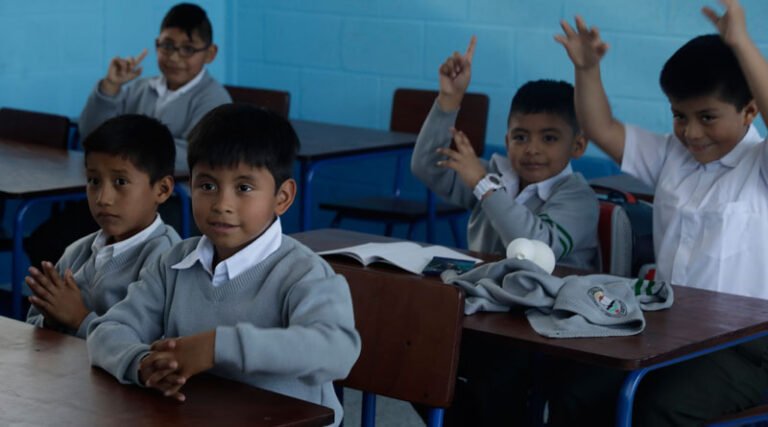 Ninos-Estudiando