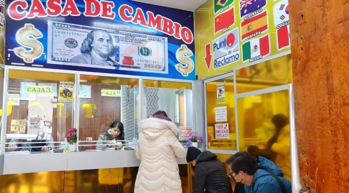 b_36325_en-la-paz-algunas-casas-de-cambio-compran-el-dolar-a-696-pero-la-disponibilidad-para-la-venta-ha-disminuido-1