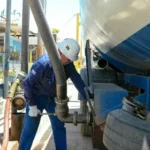 un-funcionario-de-ypfb-carga-combust_101-14400098_20260205110204