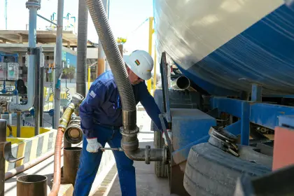 un-funcionario-de-ypfb-carga-combust_101-14400098_20260205110204