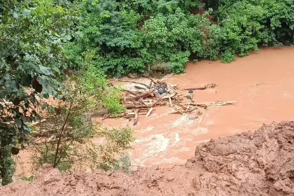 camioneta-llevada-por-la-mazamorra-n_101-14911445_20260330175751