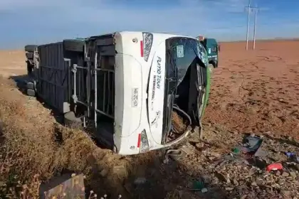 el-bus-que-volco-en-la-ruta-oruro_101-15245820_20260429160116