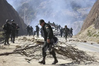 entre-bloqueadores-con-la-policia-y_101-15903670_20260623210840